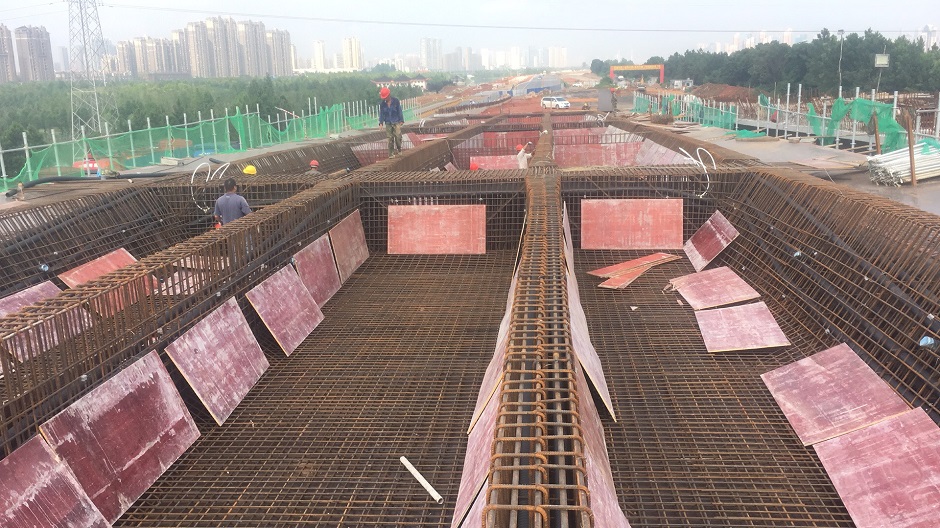 1561620543129282.jpg 2.左幅第一聯(lián)內(nèi)模安裝.jpg
